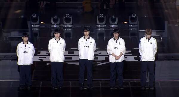 16일 젠지가 서울 송파구 올림픽공원 KSPO DOME에서 열린 '2026 LoL 챔피언스 코리아(LCK)' 4라운드 T1 홈그라운드 경기에서 T1과 맞붙어 1세트를 가져갔다.( 젠지 & T1 =1:0)./사진=네이버 치지직 라이브영상 캡처