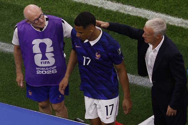 epa13111528 William Saliba of France leaves the pitch due to an injury during the FIFA World Cup 2026 semifinals match France against Spain, in Dallas, USA, 14 July 2026.  EPA/SHAWN THEW<저작권자(c) 연합뉴스, 무단 전재-재배포, AI 학습 및 활용 금지>