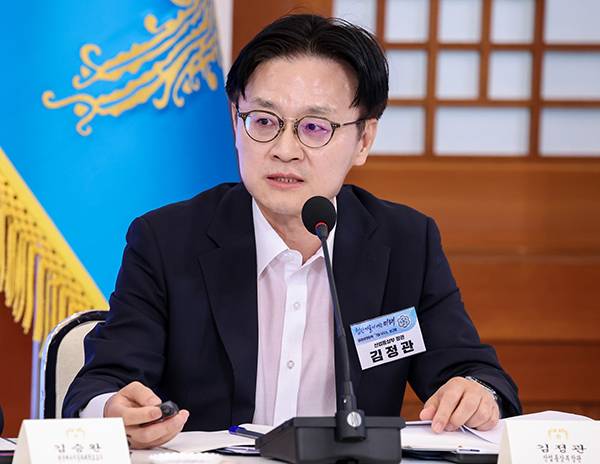 지난 12일 김정관 산업통상부 장관이 청와대에서 열린 이재명 대통령 주재 미래성장동력 7대 SEED 보고회에서 정책발표를 하고 있다. 연합뉴스