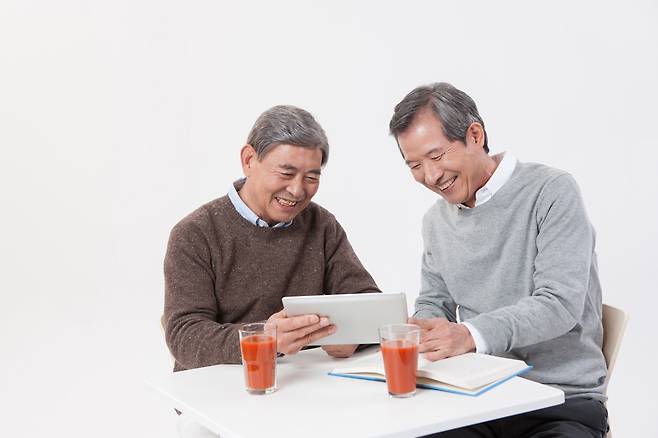 은퇴 후에도 사회적 교류와 신체 활동을 일 이외의 다른 것으로써 충족해야 한다./사진=클립아트코리아