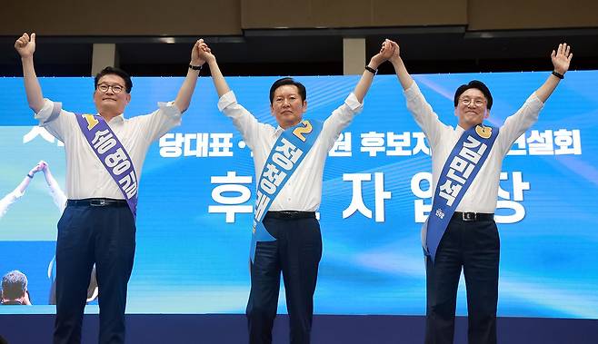 더불어민주당 송영길·정청래·김민석 당 대표 후보가 15일 전북 익산시 원광대학교 문화체육관에서 열린 민주당 대표·최고위원 후보자 전북 합동연설회에 참석해 기념 촬영하고 있다. 연합뉴스
