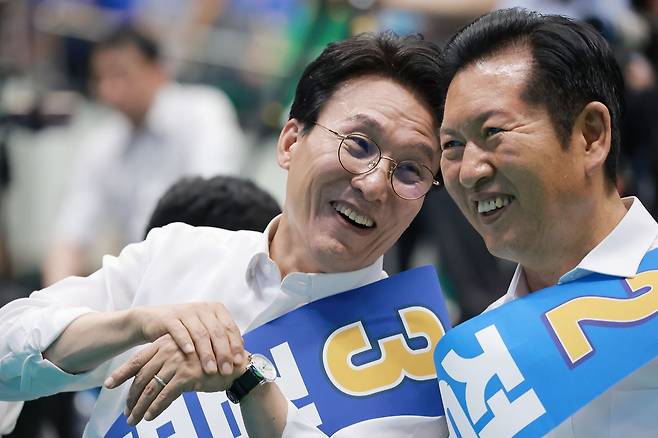 더불어민주당 김민석·정청래 당 대표 후보가 15일 전북 익산시 원광대학교 문화체육관에서 열린 민주당 대표·최고위원 후보자 전북 합동연설회에 참석해 대화하고 있다. 연합뉴스