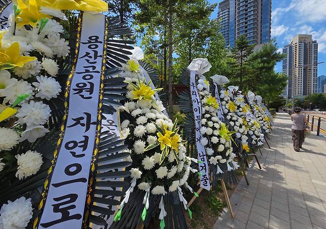 지난 8일 서울 용산어린이정원 입구 인근에 근조화환이 놓여있다. 연합뉴스