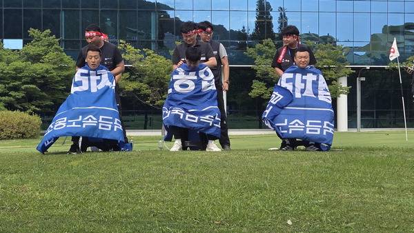 지난 13일 부산 강서구 리노공업 본사 앞에서 진행된 노조 집회에서 집행부가 삭발식을 하고 있는 모습. 리노공업 노조 제공