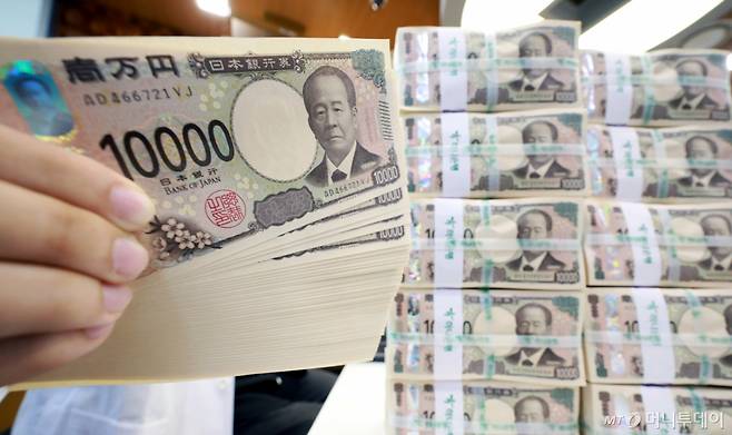 (서울=뉴스1) 이호윤 기자 = 미국과 일본 재무당국이 공동 성명을 통해 엔화 약세에 대응하기 위해 외환시장에 개입한 사실을 발표한 3일 서울 중구 명동 하나은행 위변조대응센터에서 직원이 엔화를 정리하고 있다.  이날 교도통신과 NHK에 따르면 가타야마 사쓰키 일본 재무상이 발표한 담화에서 미국과 일본이 지난달 31일 엔화 매수 공동 개입을 실시했다고 밝혔다. 가타야마 재무상은 이번 조치가 지난해 9월 발표된 미·일 재무장관 공동성명에 따라 이뤄졌다고 설명했다. 2026.8.3/뉴스1  Copyright (C) 뉴스1. All rights reserved. 무단 전재 및 재배포,  AI학습 이용 금지. /사진=(서울=뉴스1) 이호윤 기자
