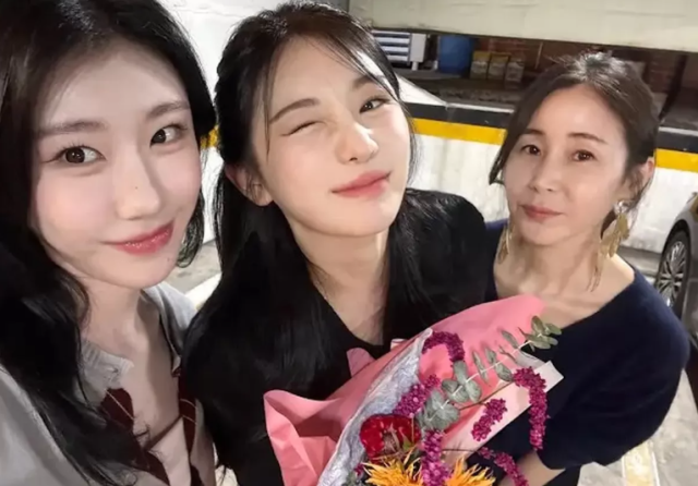 가수 이채연과 그룹 있지(ITZY) 채령 자매의 어머니 최선영 씨가 암 투병 중인 사실을 직접 고백하면서, 최근 팬미팅에서 채령이 쏟았던 눈물의 진짜 이유가 뒤늦게 밝혀졌다./유튜브 '캐릭캐릭 채연이 LEECHAEYEON'