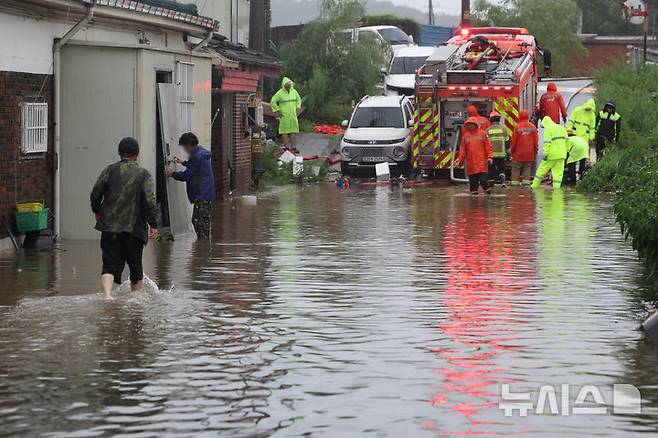 [고양=뉴시스] 김명년 기자 = 18일 새벽부터 내린 집중호우로 경기 고양 화전동 벌말마을 주택가가 침수돼 있다. 2026.07.18. kmn@newsis.com