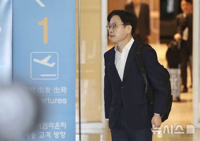 [인천공항=뉴시스] 김명년 기자 = 김정관 산업통상부 장관이 미국에서 열리는 한미 조선협력센터 개소식 참석차 22일 오전 인천국제공항을 통해 출국하고 있다. 2026.07.22. kmn@newsis.com