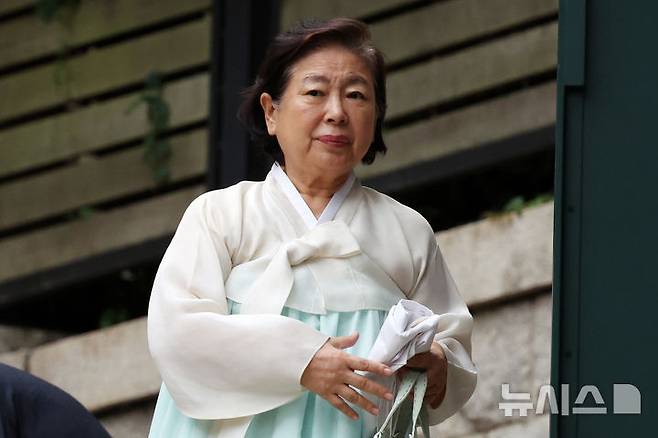 [서울=뉴시스] 조성우 기자 = 현정은 현대그룹 회장이 16일 오후 서울 종로구 고 정주영 명예회장의 옛 청운동 자택에서 열린 고 변중석 여사 19주기 제사에 참석하고 있다. 2026.08.16. xconfind@newsis.com