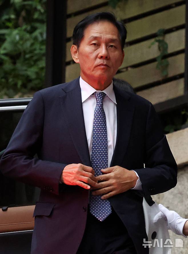 [서울=뉴시스] 조성우 기자 = 정몽익 KCC글라스 회장이 16일 오후 서울 종로구 고 정주영 명예회장의 옛 청운동 자택에서 열린 고 변중석 여사 19주기 제사에 참석하고 있다. 2026.08.16. xconfind@newsis.com