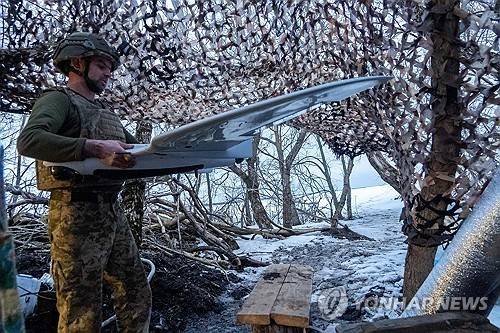 드론 살펴보는 우크라이나 병사 [AP=연합뉴스. 재판매 및 DB 금지] 기사 내용과 직접적인 관련 없음.
