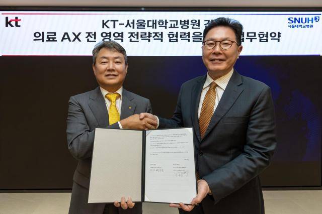 김봉균 KT 엔터프라이즈부문장(왼쪽)과 백남종 서울대학교병원장이 기념사진을 촬영하고 있다. [사진=KT]
