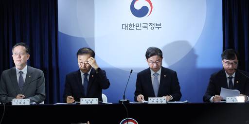 김윤덕 국토교통부 장관 등이 지난 13일 서울 종로구 정부서울청사에서 전월세 및 매매시장 안정을 위한 주택 신속공급 방안 및 부동산 시장 안정을 위한 금융 종합대책 브리핑에 참석하고 있다. (왼쪽부터) 이형일 재정경제부 1차관, 김윤덕 국토교통부 장관, 이억원 금융위원회 위원장, 임기근 국무조정실장. 연합뉴스