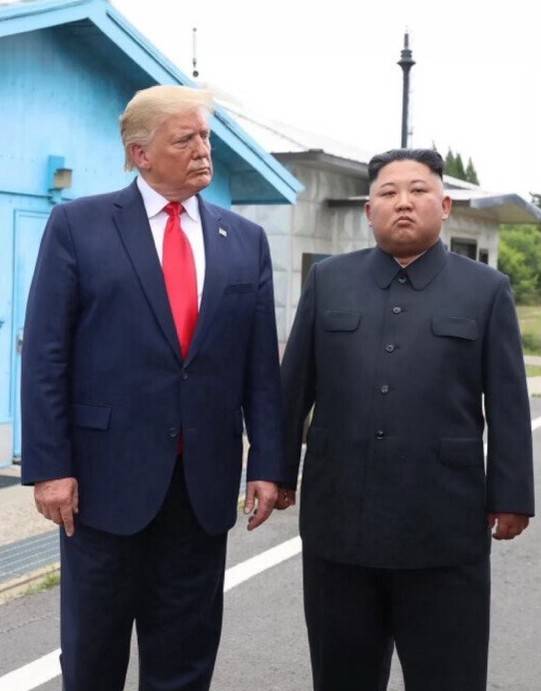 도널드 트럼프 미국 대통령과 김정은 북한 국무위원장이 2019년 6월 30일 판문점에서 회동하고 있다. 트럼프 대통령 15일 이 사진을 본인의 트루스 소셜에 올렸다. 2026. 08. 15 시민언론 민들레