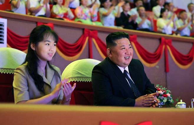 북한 노동당 기관지 노동신문은 17일 김정은 노동당 총비서가 광복 81주년을 기념해 열린 국립교예단 종합교예공연을 관람했다고 보도했다. 사진은 공연을 관람하고 있는 김 총비서와 딸 김주애의 모습. <사진=뉴스1>
