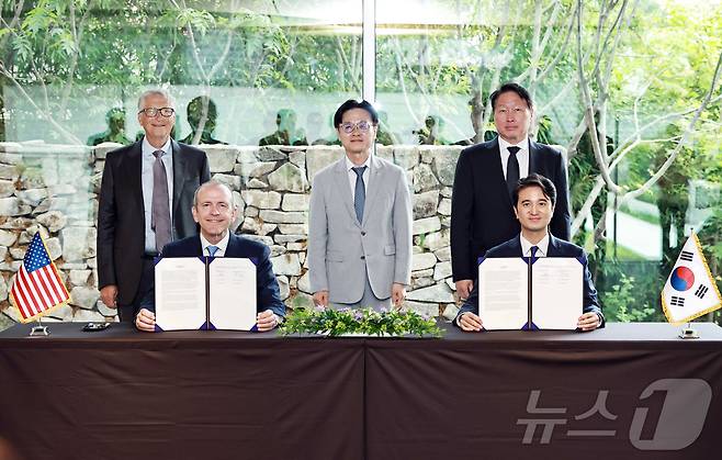 추형욱 SK이노베이션 대표이사와 크리스 르베크 테라파워 CEO가 지난 14일 서울 모처에서 만나 나트륨 SMR 사업 협력과 차세대 SMR의 글로벌 시장 진출을 위한 합의서를 체결한 뒤 기념촬영하고 있다. 사진 왼쪽 위부터 시계방향으로 빌 게이츠 테라파워 이사회 의장, 김정관 산업통상부 장관, 최태원 SK그룹 회장, 추 대표, 르베크 테라파워 CEO. (산업통상자원부 제공, 재판매 및 DB 금지) 2026.8.14 ⓒ 뉴스