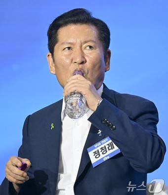 정청래 더불어민주당 당대표 후보가 17일 대전 유성구 대전컨벤션센터 제2전시장에서 열린 제3차 정기전국당원대회에서 2030청년 토크 콘서트 중 목을 축이고 있다. (공동취재). 2026.8.17 ⓒ 뉴스1 황기선 기자
