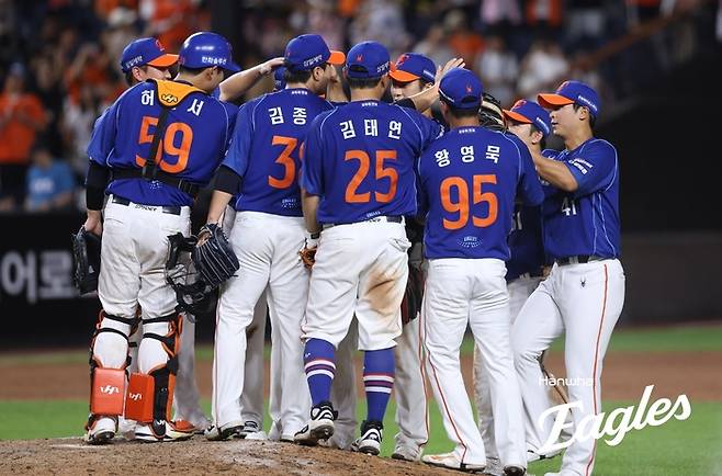 한화 선수들이 26일 대전 한화생명 볼파크에서 열린 2026 KBO리그 정규시즌 LG전 승리 후 기뻐하고 있다. 사진 | 한화 이글스