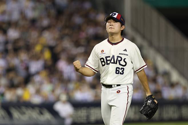 두산 김택연이 31일 서울 잠실구장에서 열린 2026 KBO리그 정규시즌 LG전에 등판해 무실점 피칭을 펼친 후 주먹을 불끈 쥐고 있다. 사진 | 두산 베어스