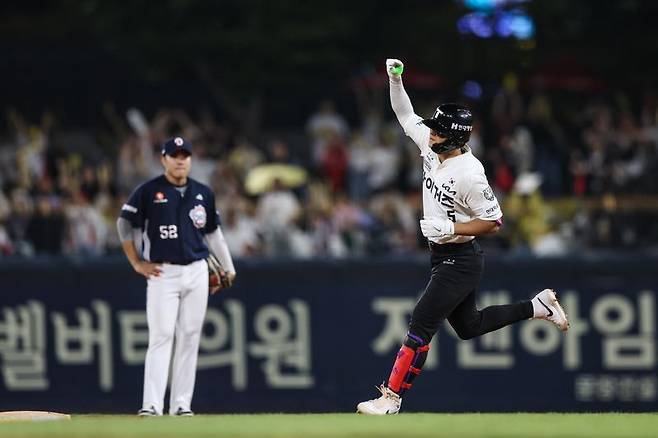 KIA 타이거즈 김도영이 15일 열린 KBO리그 광주 두산 베어스전에서 4회말 시즌 35호 1점 홈런을 터뜨렸다.뉴스1