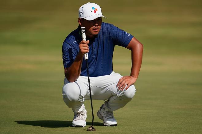 세인트주드 챔피언십에서 준우승한 김시우_[AP=연합뉴스. 재배포 및 DB 금지]Si Woo Kim, of South Korea, lines up a putt on the 18th green during the final round of the St. Jude Championship golf tournament, Sunday, Aug. 16, 2026, in Memphis, Tenn. (AP Photo/George Walker IV)