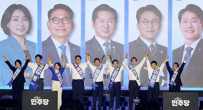 더불어민주당 당 대표 후보들과 최고위원 후보들이 17일 대전 컨벤션센터에서 열린 제3회 더불어민주당 정기 전국당원대회에서 당원들에게 인사하고 있다.   왼쪽부터 더불어민주당 최민희·김용·서미화 최고위원 후보, 송영길·정청래·김민석 당 대표 후보, 한민수·이성윤·박선원 최고위원 후보. 연합뉴스