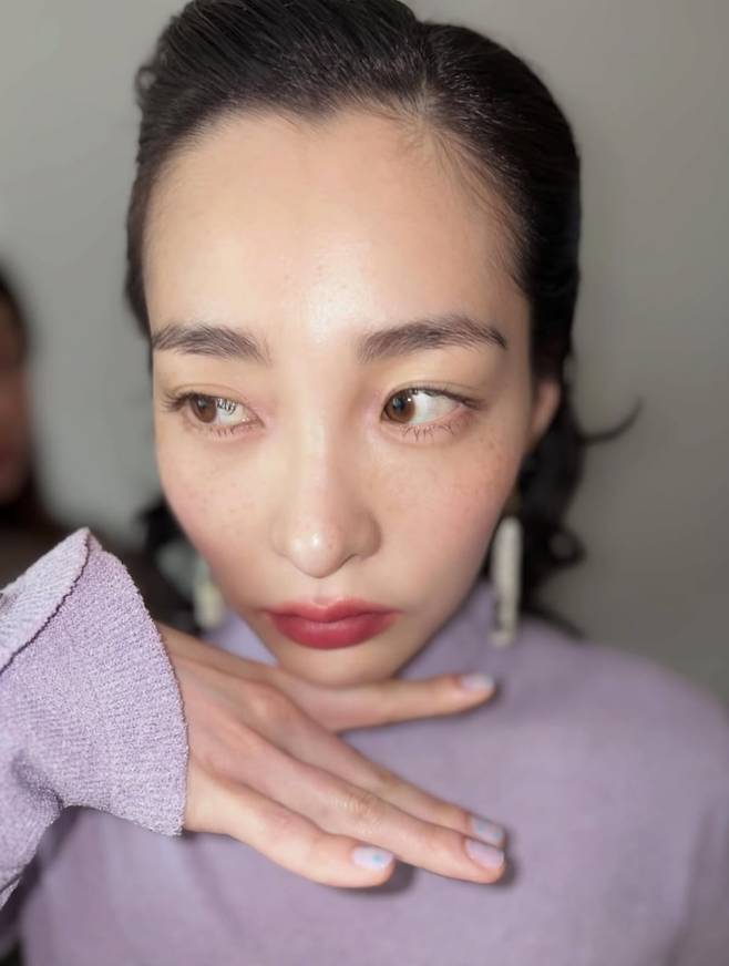 배우 김민하가 최근 샤넬 행사에서 라일락 원피스에 은은한 연보라색 네일을 맞춰 퍼플 스타일링을 완성했다. /사진=배우 김민하 인스타그램
