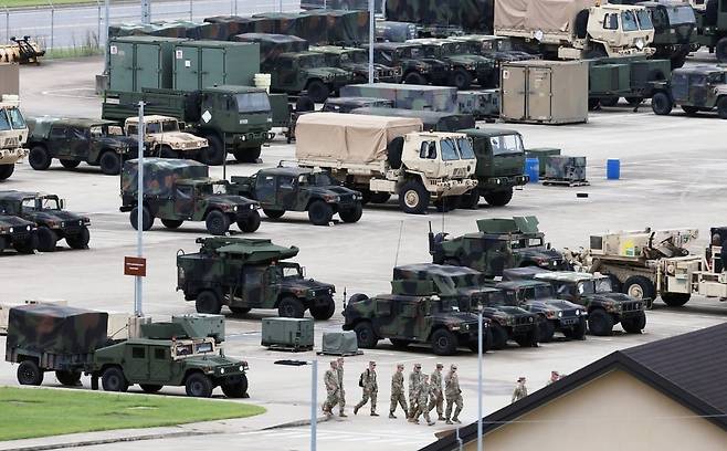 한반도 방어를 위한 정례 한미연합훈련 '을지 자유의 방패'(UFS·Ulchi Freedom Shield) 연습이 시작된 17일 경기도 평택시 캠프 험프리스에서 미군이 이동하고 있다.