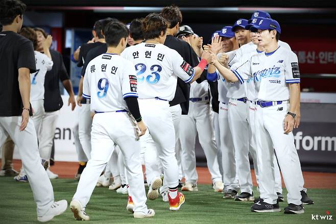이강철 KT 위즈 감독이 16일 수원KT위즈파크서 열린 2026 신한 SOL KBO리그 정규시즌 키움 히어로즈와의 경기에서 선수들을 독려하고 있다. KT위즈 제공