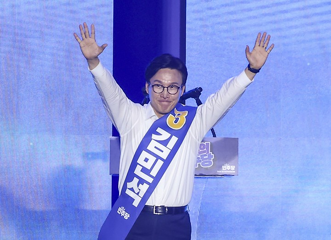 더불어민주당 당 대표에 출마한 김민석 전 총리가 17일 대전 컨벤션센터에서 열린 제3회 더불어민주당 정기 전국당원대회에서 연설대에 올라 인사하고 있다. [연합뉴스]