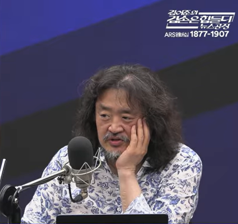 방송인 김어준 씨가 본인의 방송 ‘김어준의 겸손은 힘들다 뉴스공장’을 진행하고 있다. 유튜브 캡처