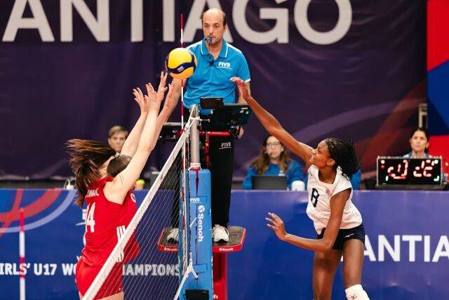 미국 17세 이하 여자배구대표팀 카리 노츠(오른쪽)가 17일(한국시각) 열린 FIVB 주최 2026 U17(17세 이하) 세계여자배구선수권대회 튀르키예와 결승전 도중 스파이크를 시도하고 있다./국제배구연맹(FIVB) 제공