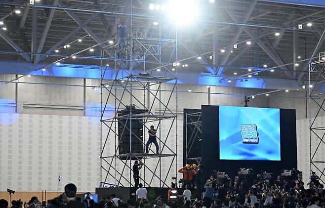 민주당 전당대회 고공 시위 [연합뉴스 제공]