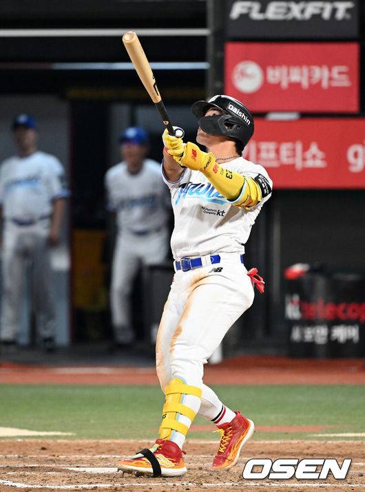 [OSEN=수원, 이대선 기자] 16일 수원 KT위즈파크에서 ‘2026 신한 SOL Bank KBO리그’ KT 위즈와 키움 히어로즈의 경기가 열렸다.KT는 로건, 키움은 김윤하를 선발로 내세웠다.7회말 무사에서 KT 안현민이 좌월 솔로 홈런을 치고 있다. 2026.08.16 /sunday@osen.co.kr