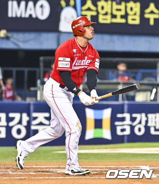 [OSEN=잠실, 박준형 기자] 16일 서울 잠실야구장에서 2026 신한 SOL KBO리그&nbsp;LG 트윈스와&nbsp;SSG 랜더스의 경기가 열렸다.이날 LG는&nbsp;카라스코를, SSG는 아빌라를 선발로 내세웠다.6회초 1사 SSG 마드리스가 백투백 홈런을 날리고 있다.   2026.08.16 / soul1014@osen.co.kr