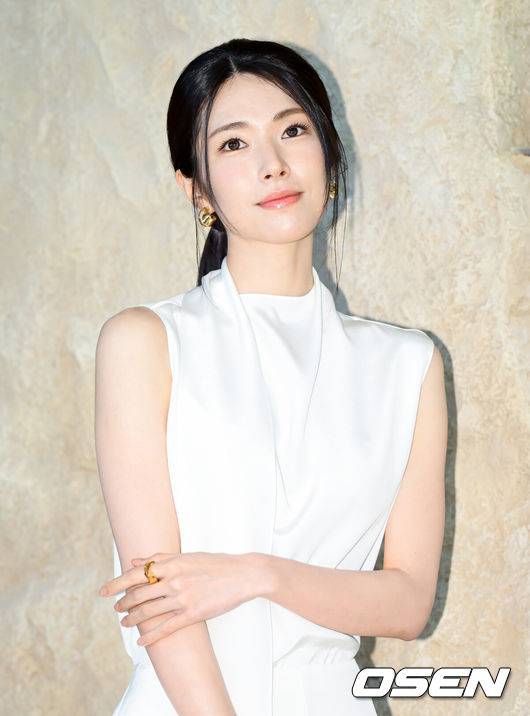 [OSEN=조은정 기자]29일 서울 강남구에 위치한 한 가방 매장에서 이벤트 행사가 진행됐다.이날 행사에는 투모로우바이투게더 수빈, 미야오 가원, 배우 하영이 참석했다.배우 하영이 포즈를 취하고 있다. 2026.06.29 /cej@osen.co.kr
