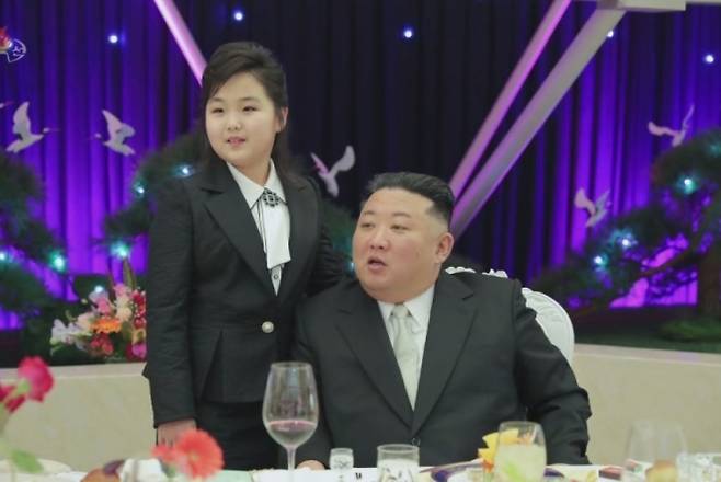 김정은 북한 국무위원장이 건군절을 기념해 2023년 2월 딸 주애와 장병들의 숙소를 방문한 뒤 관련 행사에서 다정한 모습을 연출하는 장면. 이 때만 해도 얼굴이 통통한 아동의 모습이다. 조선중앙TV 연합뉴스