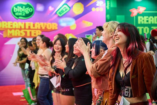 14~16일(현지 시간) 미국 로스앤젤레스(LA)에서 진행된 ‘KCON LA 2026’에서 CJ제일제당이 선보인 ‘K-Flavor’ 부스 앞에 관람객들이 포즈를 취하고 있다. 사진 제공=CJ제일제당