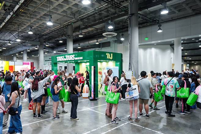 14~16일(현지 시간) 미국 로스앤젤레스(LA)에서 진행된 ‘KCON LA 2026’을 방문한 미국 K팝 팬들이 CJ푸드빌의 뚜레쥬르 부스를 비롯해 컨벤션센터를 가득 메우고 있다. 사진 제공=CJ ENM