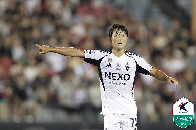 전북 김예건이 16일 부천FC전에서 동료에게 손짓을 하고 있다. 프로축구연맹 제공