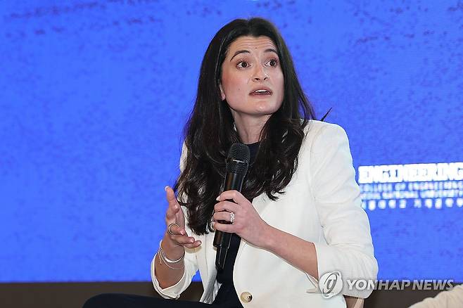 지난 4월 서울대에서 'AI 시대 리더십' 강연하는 젠슨 황 CEO 장녀 매디슨 황 이사 [연합뉴스 자료사진]