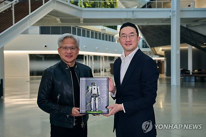 피지컬 AI 등 전략적 사업 협력 업무협약(MOU) 맺은 젠슨 황 CEO와 구광모 회장 [LG 제공. 재판매 및 DB 금지]