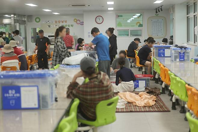 대피소에서 대기하는 거제 산사태 아파트 주민들 [촬영 정종호]