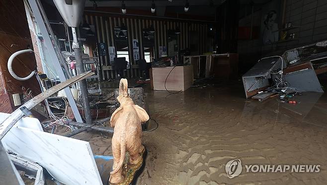 거제 집중호우…미용실 피해 (거제=연합뉴스) 김동민 기자 = 17일 오후 경남 거제시 옥포동 일대 한 미용실에 지난 15일부터 내린 집중 호우로 피해가 발생했다. 2026.8.17 image@yna.co.kr