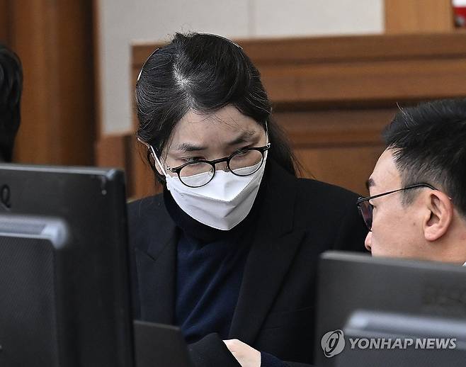 김건희, 결심 공판 출석 (서울=연합뉴스) 도이치모터스 주가조작과 명태균 공천개입, 통일교 청탁·뇌물 수수 의혹 혐의 등으로 구속기소 된 김건희 여사가 3일 서울 서초구 서울중앙지방법원에서 열린 자본시장법 위반 혐의 결심 공판에 출석, 변호인과 대화하고 있다. 2025.12.3 [사진공동취재단] photo@yna.co.kr