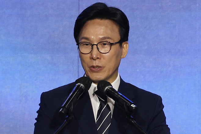 더불어민주당 김민석 신임 당 대표가 17일 대전 컨벤션센터에서 열린 제3회 더불어민주당 정기 전국당원대회에서 당 대표로 선출된 뒤 수락연설을 하고 있다. 공동취재