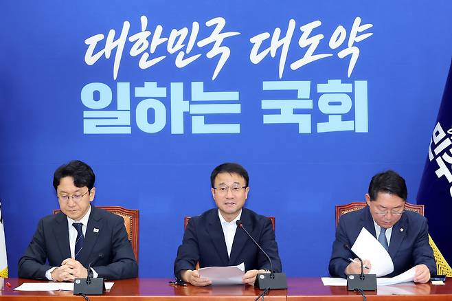 더불어민주당 한병도 원내대표가 18일 국회에서 열린 원내대책회의에서 발언하고 있다. 연합뉴스