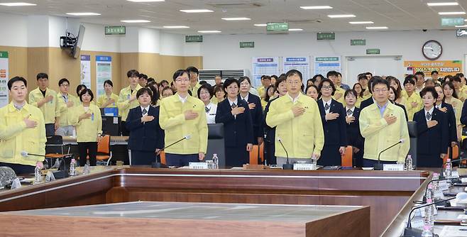 국가비상사태에 대비한 '2026년 을지연습' 최초상황 보고회가 18일 울산시청 전시종합상황실에서 개최됐다. 보고회에 참석한 김상욱 울산시장, 행정·경제부시장, 정무수석, 실·국장, 군·경찰·소방 등 유관기관 관계자가 회의에 앞서 국민의례를 하고 있다. 이수화 기자