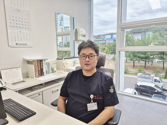장우석 대구한의대한방병원장이 최근 경북매일과의 인터뷰에서 “환자에게는 믿고 찾을 수 있는 병원, 교직원에게는 자부심을 느끼는 일터, 지역사회에는 든든한 의료기관을 만드는 것이 남은 임기 동안 이루고 싶은 목표”라고 포부를 밝히고 있다. /장은희기자