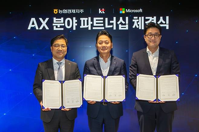 (왼쪽부터)박상원 KT AX사업부문장(전무), 김주양 농협경제지주 대표이사, 김훈상 한국마이크로소프트 부사장이 업무협약 체결 후 기념사진을 촬영하고 있다. /사진=KT